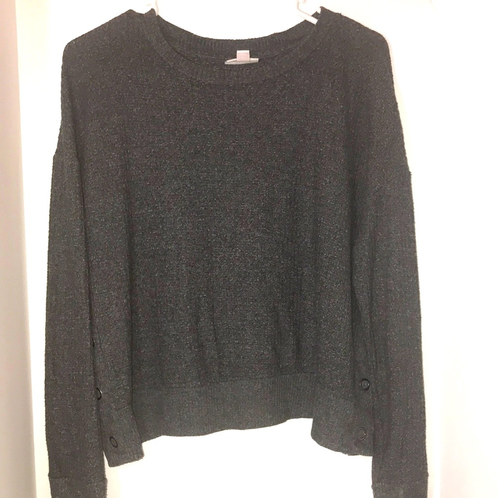 So sweater size L side snaps ribbed sleeves size gray